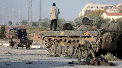 الفصائل المسلحة تستولي على دبابات للجيش في حماة