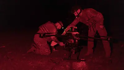 جنود أوكرانيون يعدون مسيرات 