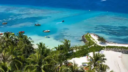 أحد شواطىء جزر المالديف