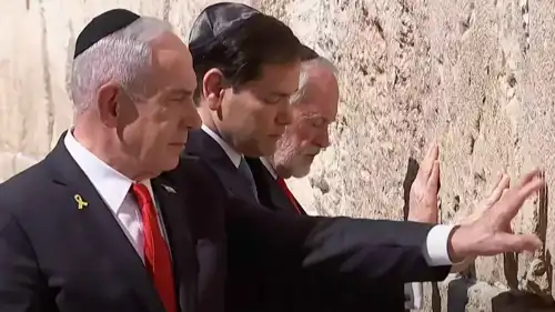 بنيامين نتنياهو وماركو روبيو ومايك هاكابي عند الحائط الغربي 