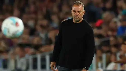 هانزي فليك خلال مباراة برشلونة وسيلتا فيغو