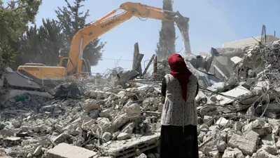 فلسطينية تشاهد عملية هدم منزلها في الضفة الغربية