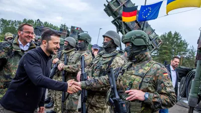 الرئيس الأوكراني فولوديمير زيلينسكي مع جنود خلال زيارته إلى منطقة تدريب 