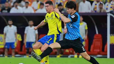 رونالدو في محاولة لاختراق دفاع كاواساكي