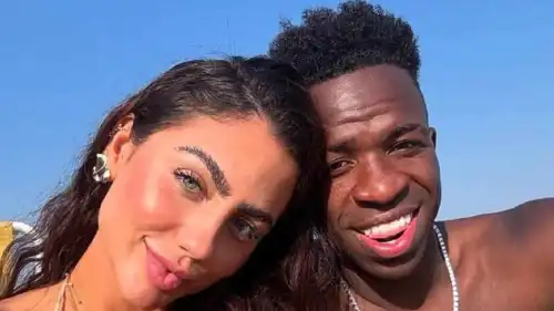 فينيسيوس جونيور مع إحدى الفتيات أثناء عطلته