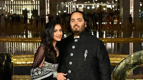 أنانت أمباني وزوجته راديكا