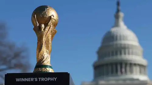 مجسم كأس العالم أمام البيت الأبيض