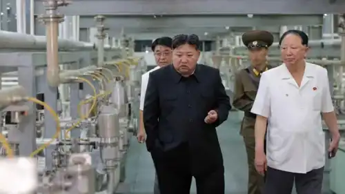 زعيم كوريا الشمالية داخل منشأة يعتقد أنها للتصيع النووي