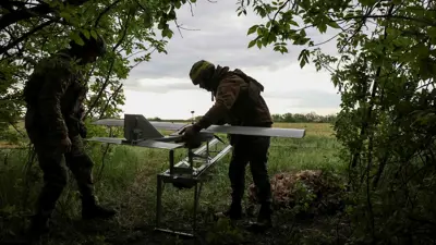 أوكرانيان يستعدان لإطلاق طائرة مسيرة