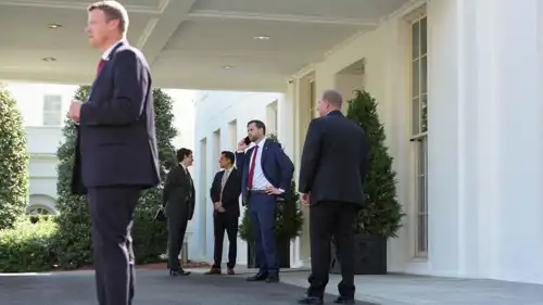 جيه دي فانس نائب الرئيس الأمريكي (وسط)