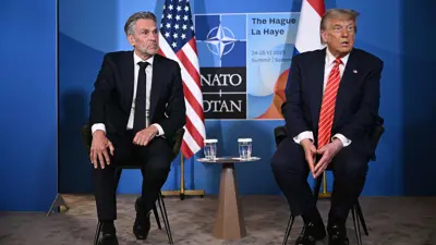 الرئيس الأمريكي مع رئيس الوزراء الهولندي في قمة الناتو