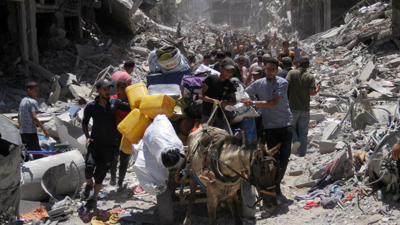 فلسطينيون يشقون طريقهم وسط الدمار في غزة