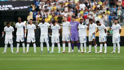 لاعبو الهلال قبل لحظات من مواجهة فلوميننسي