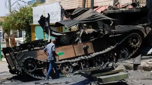 دبابة سورية محترقة على مدخل السويداء بالأحداث الأخيرة
