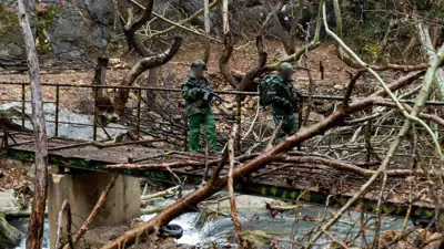 جنديان إسرائيليان يعبران نهر الليطاني