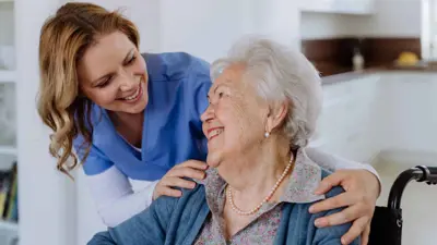 خدمة الرعاية المنزلية لكبار السن