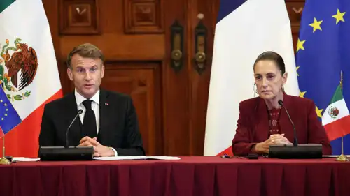 ماكرون يتحدث وبجانبه رئيسة المكسيك كلاوديا شينباوم