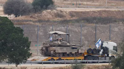 شاحنة تنقل آليات إسرائيلية في قطاع غزة