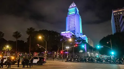 شرطة لوس أنجلوس حول مبنى البلدية مع استمرار الاشتباكات مع المتظاهرين