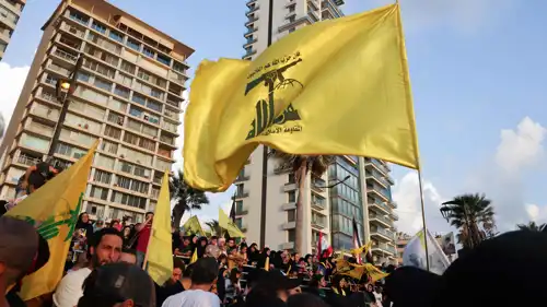 رفع علم مليشيا حزب الله في لبنان