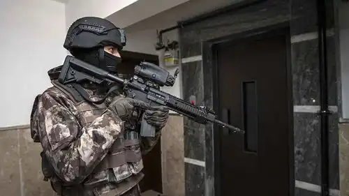 الشرطة التركية خلال مداهمة سابقة