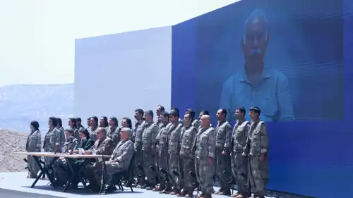 خلال كلمة لحزب العمال الكردستاني قبيل التخلي عن أسلحتهم كمبادرة رمزية للسلام