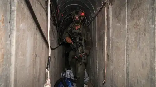 جندي إسرائيلي في نفق بغزة
