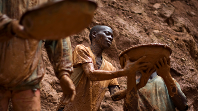 عمال يبحثون عن المعادن في الكونغو