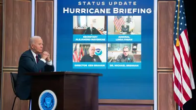 بايدن خلال تلقي إحاطة بشأن الإعصار "ميلتون"