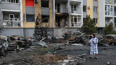  سيارات مدمرة ومبنى سكني متضرر ضربته غارة روسية