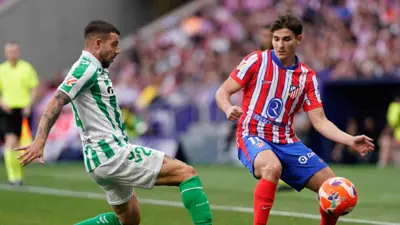 ألفاريز في مباراة أتلتيكو مدريد وريال بيتيس