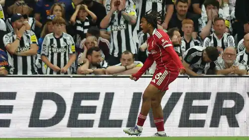 احتفال ريو نغوموها بهدفه في مرمى نيوكاسل