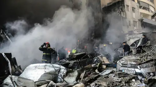 مسعفون في موقع غارة إسرائيلية على بيروت