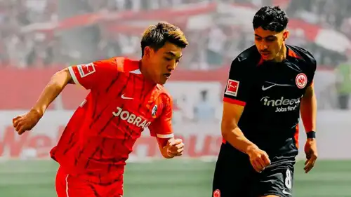 فارس شايبي (يمين) في مباراة فرانكفورت وفريبورغ