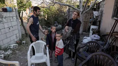 عائلة سورية علوية في اللاذقية