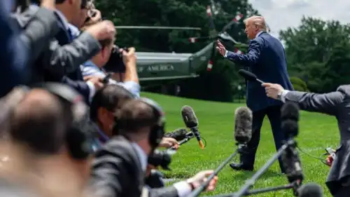 دونالد ترامب يتجاهل الصحفيين
