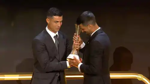 كريستيانو رونالدو يسلم ديوكوفيتش جائزة غلوب سوكر