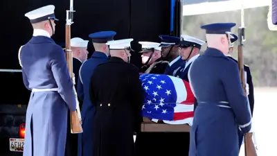 نعش الرئيس الأسبق جيمي كارتر المغطى بالعلم 