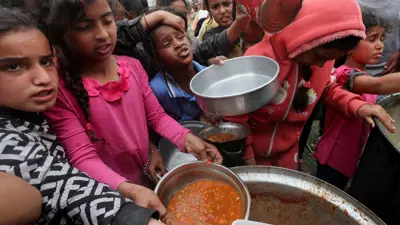 أطفال في غزة يحاولون الحصول على الطعام