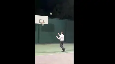 الرئيس الشرع خلال لعب كرة السلة