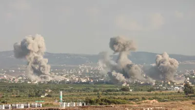 دخان يتصاعد وسط قصف مستمر عبر الحدود في صور بجنوب لبنان 