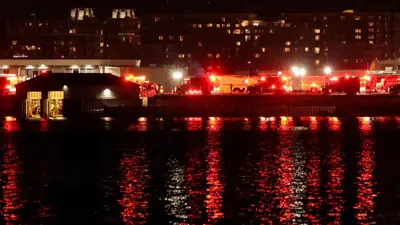 فرق إنقاذ بعد سقوط طائرة في نهر بواشنطن في يناير الماضي