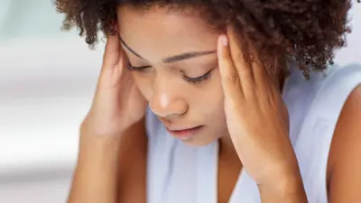 امرأة تشعر بالقلق