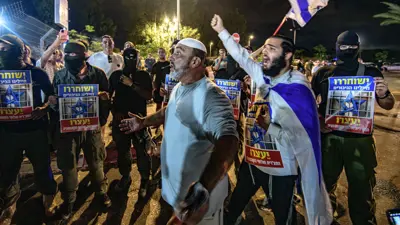 احتجاجات ‬لإسرائيليين يمينيين وجنود احتياط ملثمين