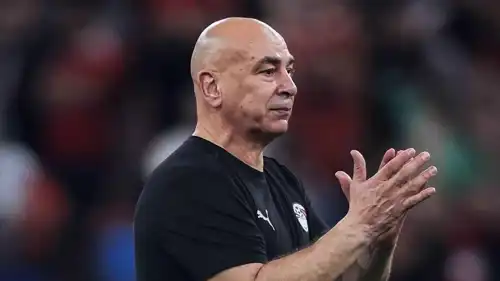 حسام حسن خلال مباراة مصر والسعودية