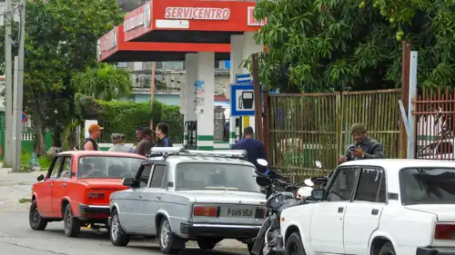 مركبات تصطف في طابور للتزود بالوقود في محطة وقود بهافانا