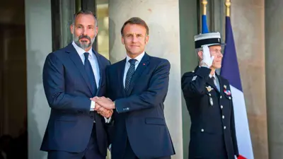 الرئيس الفرنسي إيمانويل ماكرون والآغا خان الخامس