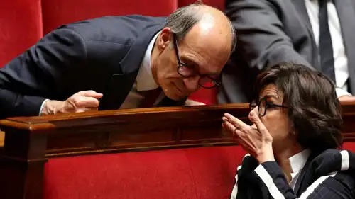 وزيرة الثقافة رشيدة داتي تتحدث مع إريك وورث 