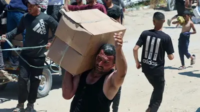 فلسطيني يحصلون على مساعدات في غزة