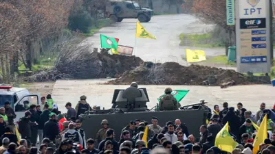 لبنانيون يحاولون العودة إلى مناطقهم جنوب البلاد